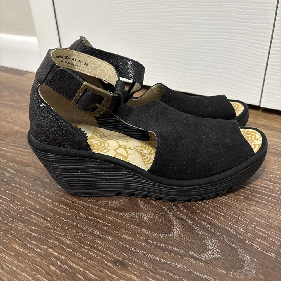 全新 FLY London 露趾楔形黑色麂皮绒皮革踝带凉鞋 尺寸 39/8 — 第 1/4 张图片