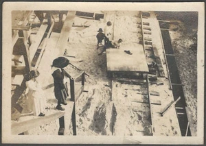 Foto instantánea original de dos mujeres jóvenes miran hacia abajo en la construcción de vías férreas - Imagen 1 de 1
