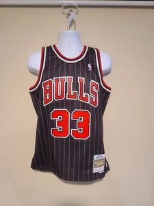 Mitchell & Ness Chicago Bulls Scottie Pippen Alternate 1995-96 Swingman Jersey - Picture 1 of 5