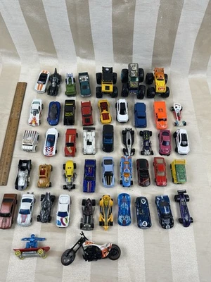 Hot Wheels Gran Lote de 46 Coches De Colección Varios Estado Edades Personajes Foto 1 de 4