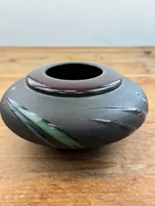 Abstrakte handwerkliche Studiokeramik signiert tiefbraun "geschnitten" niedrige Vase - Bild 1 von 6