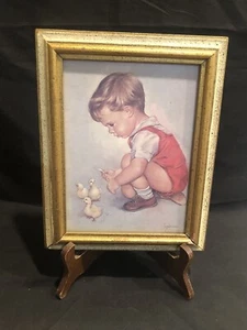 Vintage Cottage Kern Glas gerahmt kleiner Junge spielt mit Entenküken 9,5" T x 8" W - Bild 1 von 4