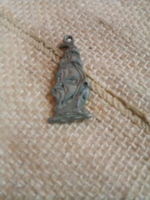 Colgante de peltre de velero grande vintage Foto 1 de 2