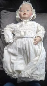 Franklin Erbstück Porzellanpuppe im elfenbeinfarbenen Kleid - Bild 1 von 4