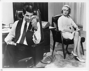 GEORGE HAMILTON - SANDRA DEE - DOKTOR, DU MACHST WOHL WITZE! - '67 MGM PHOTO - Bild 1 von 1