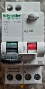 Schneider Electric A9N19440 differenziale e A9N17573 magnetotermico 16A - Foto 1 di 1