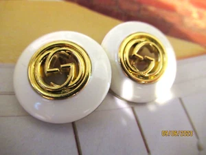 Gucci 2 Botones Tono Dorado Color GG 23mm Blanco BOTONES ESTO ES PARA 2 - Imagen 1 de 3
