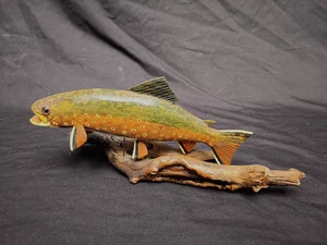 Vintage signierte Fisch Bachforelle Schnitzerei Skulptur Holz F.B. lebensgroß 10 zoll - Bild 1 von 9