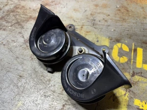 01-06 BMW E46 SERIE 3 JUEGO DE 2 NOTAS TONO ALTO Y BAJO SEÑAL BOCINA TONO OEM - Imagen 1 de 14