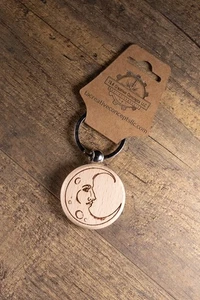 Llavero luna grabado con láser / encanto de bolsa - madera dura con herrajes de acero inoxidable - - Imagen 1 de 11
