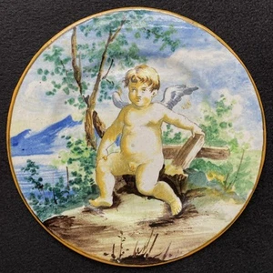 Placa mayólica policromada Castelli 'Putto' italiana c. 1740 siglo XVIII - Imagen 1 de 11