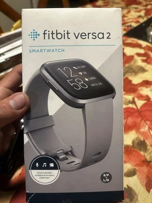 Reloj inteligente Fitbit Versa 2 con seguimiento de frecuencia cardíaca y sueño Foto 1 de 4