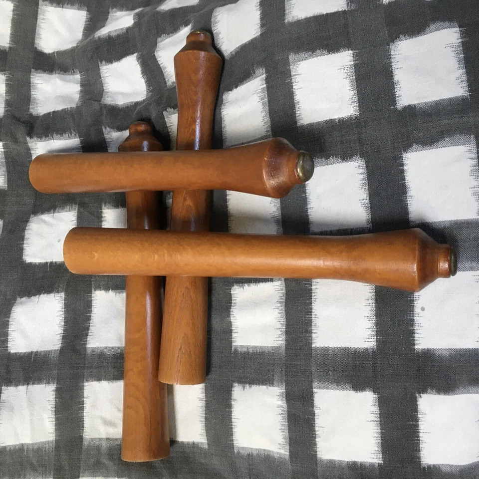 Patas de mesa de centro Mid Century torneadas de madera y latón Foto 1 de 1