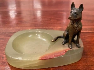 Perro de bronce vintage de Viena sobre base de ónix verde - Imagen 1 de 4