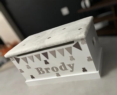 Caja de juguetes de madera personalizada hecha a mano con tapa acolchada y cierre suave Foto 1 de 4