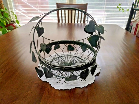 VTG 8" diameter Green color METAL BASKET w/hanging Heart-shaped Leafs, PREOWN Cover