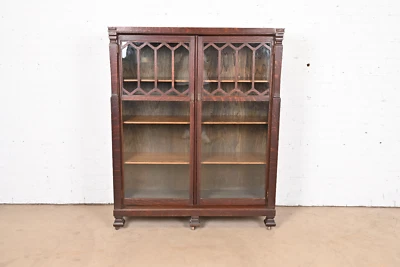 古董工艺美术雕刻橡木玻璃前双书柜,大约 1900 年 — 第 1/4 张图片