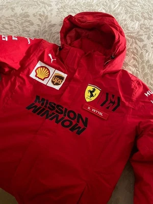 F1 Puma Ferrari Winter Jacket Mission Winnow Charles Leclerc & Vettel M 2020 - Imagen 1 de 4