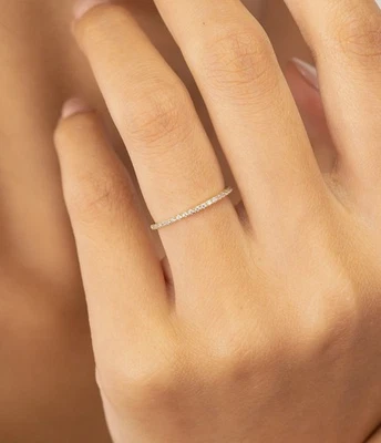 Anillo de media eternidad de diamantes cultivados en laboratorio de 0,21 quilates apilable de oro amarillo de 14 quilates Foto 1 de 4