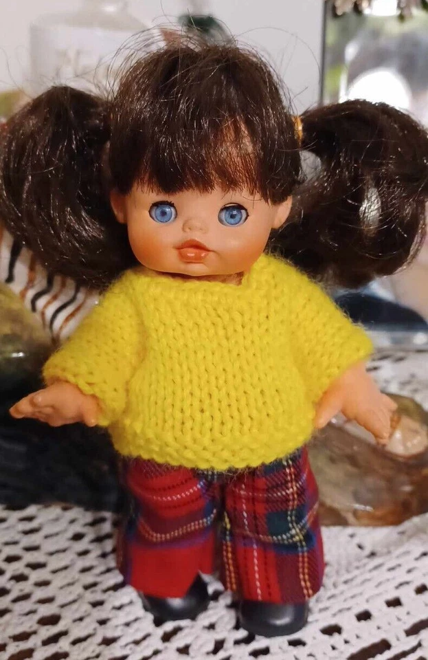 Maglia gialla e pantaloni scozzesi per bambole mini Furga Lisa e Lucia & C. - Immagine 1 di 1