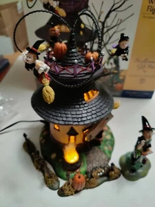 Dept 56 Juego de Regalo Halloween Witch Way? Escuela de vuelo retirada iluminada 56.55347 - Imagen 1 de 11
