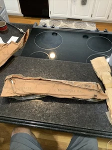 Nos 1981-1986 Ford Bronco Rh Rear 1/4 Molding E1TZ-9829314-BA - Bild 1 von 3