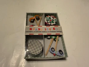 Meri Meri Ready Set Go Racing Cupcake Kit 24 estuches para hornear y 24 toppers - Imagen 1 de 1