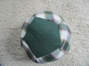 Stoffball mit Füllwatte grün-kariert- Umfang ca. 46 cm- neu - Bild 1 von 4