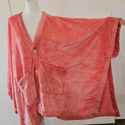 Poncho Cálido Polar Suave Rosa Coral 56"×38" Colección Concierge Manta Corporal Bea Foto 1 de 4