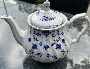 Tetera Churchill Inglaterra Dinamarca Finlandia Remolino Azul Blanco Cerámica Porcelana - Imagen 1 de 9