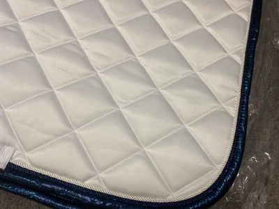 Dressur Schabracke weiß mit blau schimmernden Einfass - Bild 1 von 4