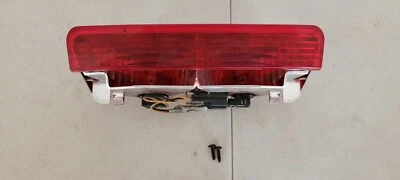 OEM 2002-2004 ISUZU AXIOMA TRASERO TERCERA TERCERA LUZ DE FRENO MONTAJE FUNCIONANDO Foto 1 de 4