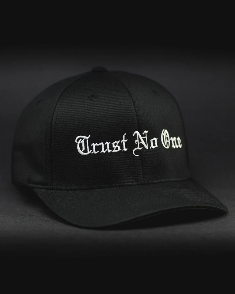 Gorra Trust No One Structured Curved Bill Flexfit - Negra Foto 1 de 1