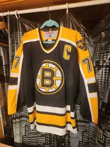 signiertes Ray Ray Bourque Trikot - Bild 1 von 6