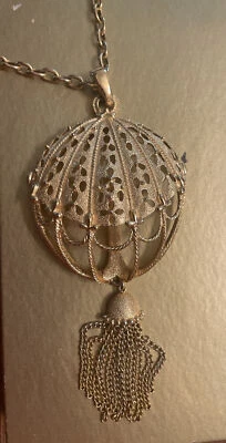 Винтажный белый воздушный шар кисточки ожерелье 22» золотистый подписанный TRIFARI - Изображение 1 из 4