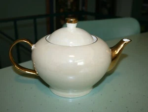 I Godinger & Co Pearl Luster Cream Iridescent w/ Gold Trim Teapot NEW Gift Boxed - Picture 1 of 13