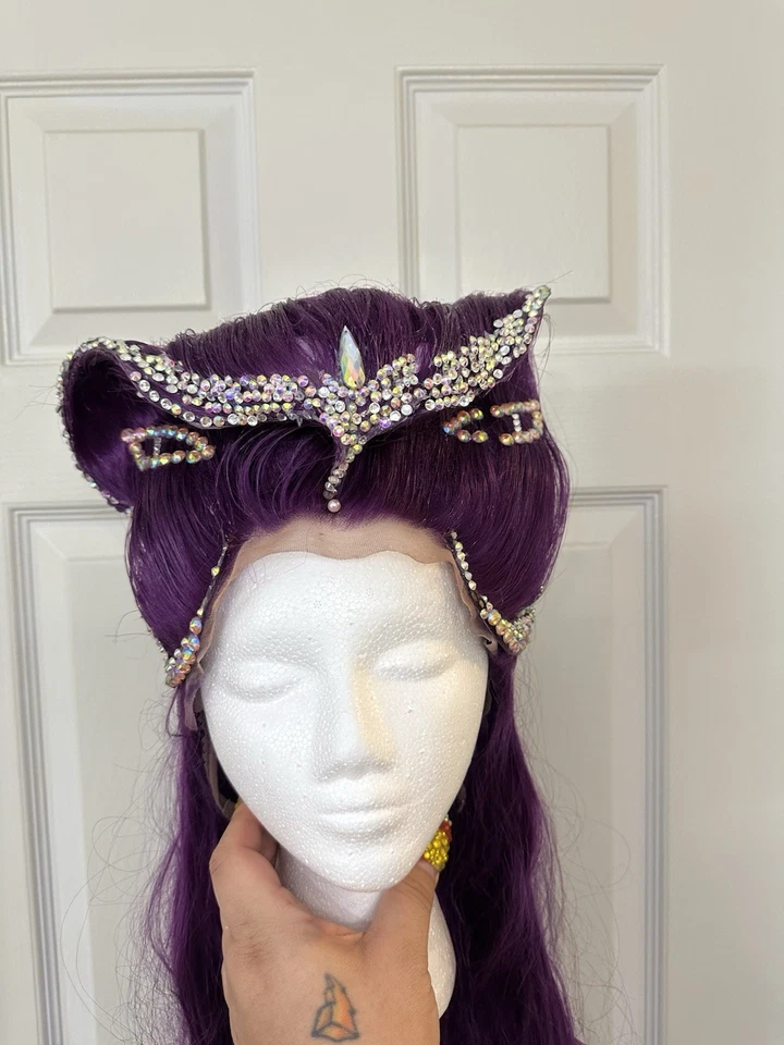 Peluca de arrastre de diamantes de imitación serpiente púrpura, usada solo cuatro veces como está con cabeza de peluca Foto 1 de 4
