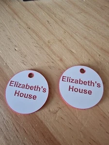 Schlüsselanhänger mit Gravur 2 Stück, Elisabethhaus. Mit 2 schwarzen Spaltringen - Bild 1 von 2