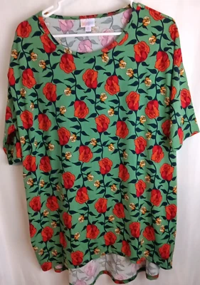 Top LulaRoe Verde Con Rosas Rojas Estampado Manga Corta Talla M Foto 1 de 4