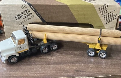 (Read) John Deere Heavy Duty Logging Truck 1:25 #8780 Ertl International,  Wood - Image 1 of 4
