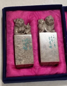 A Pair of Vintage Chinese Soapstone Foo Dog Seals Stamps With Case - Picture 1 of 7