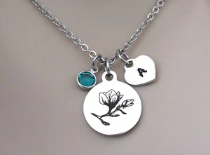 Collana Fiore di Magnolia con Cuore Iniziale e Pietra Nascita - Regalo per Mamma Amica - Foto 1 di 5