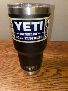 Vaso Yeti Rambler 30 oz negro nuevo con etiquetas - Imagen 1 de 3