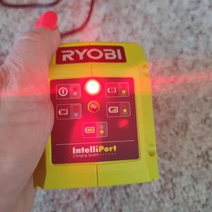 Caricabatteria Ryobi IntelliPort con spina UK - Compatibile con strumenti ONE+ - Foto 1 di 7