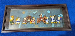 Traditionelles koreanisches Hochzeitsmarsch gerahmtes Bild 14x6x1" bemalte Keramikfiguren - Bild 1 von 4