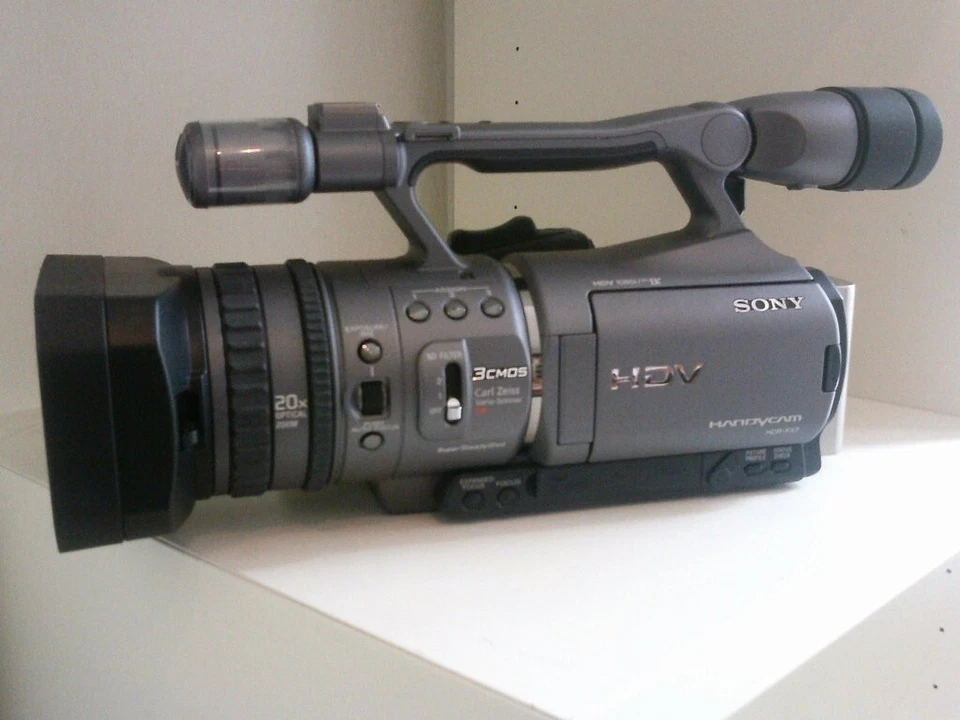 Sony HDR-FX7 PAL 3-CMOS Sensor HDV Camcorder with 20x optical zoom Retailer - Image 1 of 1
