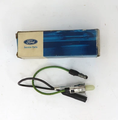 Ford NOS 1972 – 1976 Lincoln Continental Mark IV and Thunderbird Glove Box Light - Image 1 of 4