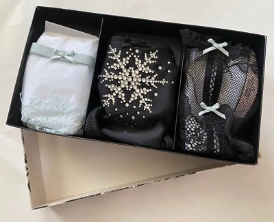 Victoria's Secret Nuevo Dream Angels Satén Ouvert V Cuerda Panty Lote de 3 Caja de Regalo Foto 1 de 4