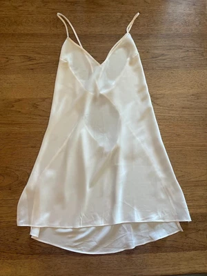 Vestido Lencería Victoria's Secret Suave Marfil X-PEQUEÑO Satén Espalda Abierta Sin Mangas Foto 1 de 2