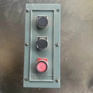 GE CR2940NC203C 3 UNIT 600V OPEN-CLOSE-STOP CAST ALUM. ENCL. PUSHBUTTON STATION - Picture 1 of 4